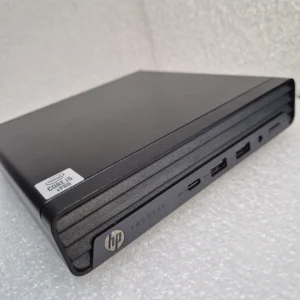Seitenansicht des HP ProDesk 600 G6 Mini-PC mit sichtbarer WLAN- und Bluetooth-Unterstützung für kabellose Verbindungen.