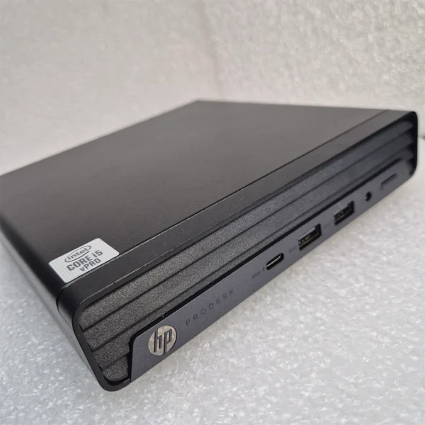 Seitenansicht des HP ProDesk 600 G6 Mini-PC mit sichtbarer WLAN- und Bluetooth-Unterstützung für kabellose Verbindungen.