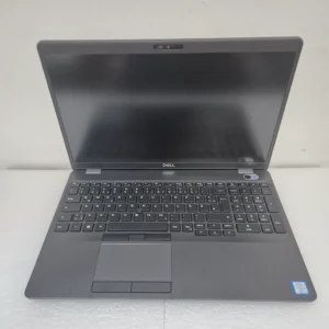 Frontalansicht des aufgeklappten Dell Latitude 5500 Laptops mit dem Windows 11 Pro Desktop auf dem Bildschirm.