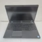 Frontalansicht des aufgeklappten Dell Latitude 5500 Laptops mit dem Windows 11 Pro Desktop auf dem Bildschirm.
