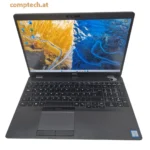 Frontalansicht des aufgeklappten Dell Latitude 5500 Laptops mit dem Windows 11 Pro Desktop auf dem Bildschirm.