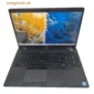 Frontalansicht des aufgeklappten Dell Latitude 5500 Laptops mit dem Windows 11 Pro Desktop auf dem Bildschirm.