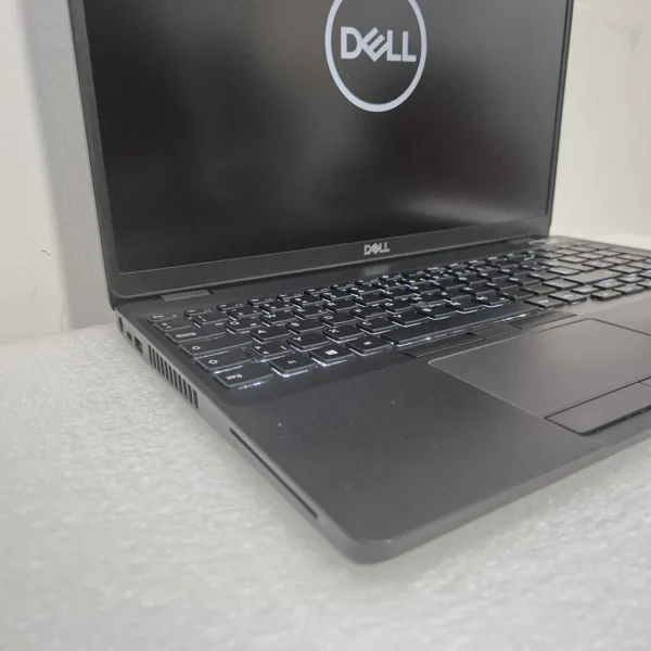 Seitenansicht der Anschlüsse am Dell Latitude 5500, deutlich sichtbar sind HDMI, USB-C, USB-A und der SD-Kartenleser.