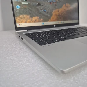 Rechte Seite des HP ProBook 440 G9 refurbished mit USB-C und weiteren USB-A Anschlüssen