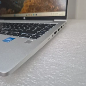 Anschlüsse des HP ProBook 440 G9 refurbished: LAN, HDMI und USB-A an der linken Seite
